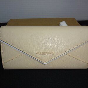 NWT-Valentino Sanp Front Wallet with VALENTINO lettering on front wallet.